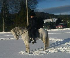 Ingeborg og Juni i snø